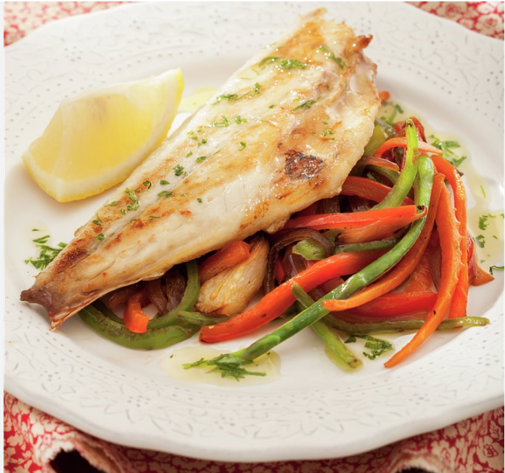 dorada al horno con verduras salteadas